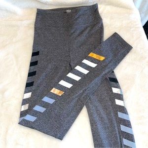 So women’s yoga high rise leggings size XS dark grey chevron detail in side